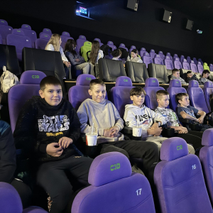 Chłopcy z kl. 6 b na wycieczce w kinie w Tarnowie. Kliknięcie na zdjęcie spowoduje jego powiększenie do rozmiaru oryginalnego. 