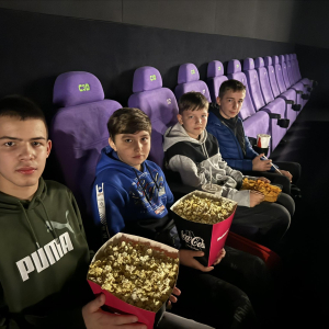 Uczniowie kl. 6 a siedzą obok siebie w kinie. Oglądają film. Kliknięcie na zdjęcie spowoduje jego powiększenie do rozmiaru oryginalnego. 