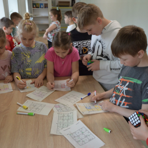 Uczniowie kl. 1-3 na przerwie rozwiązują łamigłówki na przerwie. Dzieci układają kostkę Rubika lub rozwiązują matematyczne sudoku. Kliknięcie na zdjęcie spowoduje jego powiększenie do rozmiaru oryginalnego.