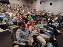 Uczniowie kl. 3 b siedzą w fotelach dzieci oglądają prelekcję dotyczącą filmu. Kliknięcie na zdjęcie spowoduje jego powiększenie do rozmiaru oryginalnego.